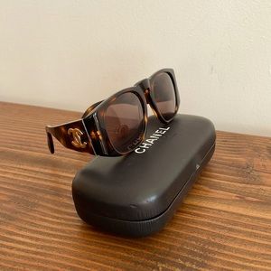 CHANEL | 01451 91235 | Tortoise Sunglasses & Case